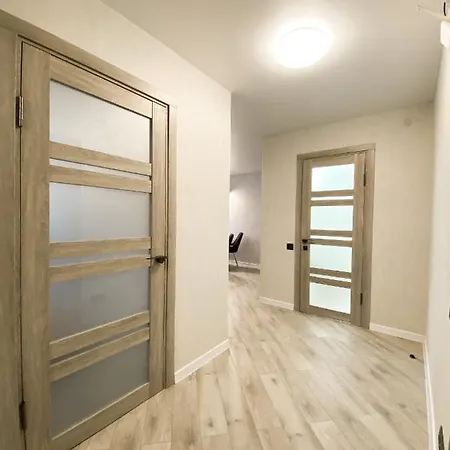 Helen: Стильні Апартаменти в Центрі Біля Корпусного Саду Poltava Room photo