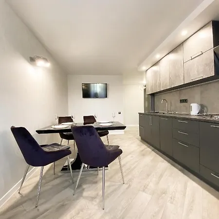 Helen: Стильні Апартаменти в Центрі Біля Корпусного Саду Poltava Room photo