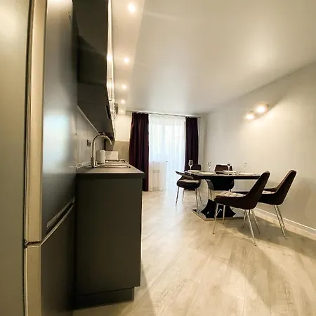 Helen: Стильні Апартаменти в Центрі Біля Корпусного Саду Poltava Room photo