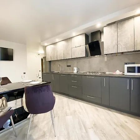 Helen: Стильні Апартаменти в Центрі Біля Корпусного Саду Poltava Room photo