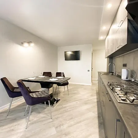 Helen: Стильні Апартаменти в Центрі Біля Корпусного Саду Poltava Room photo