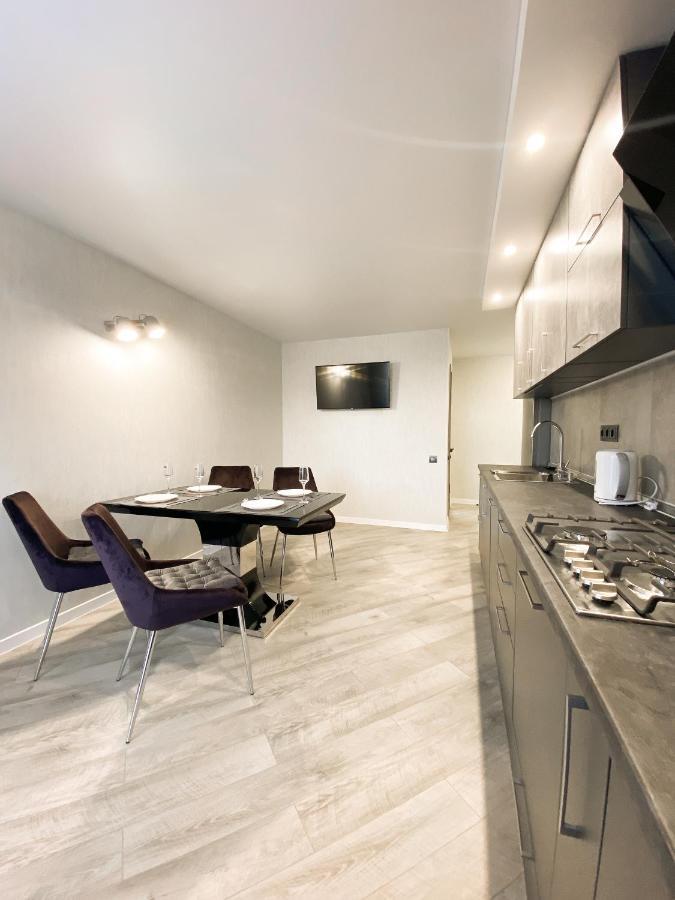 Helen: стильні в центрі біля корпусного саду Apartment Poltava